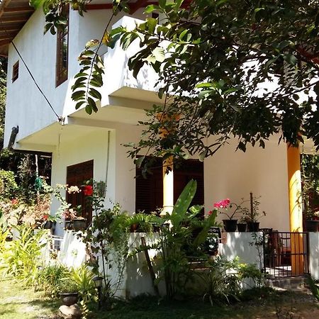 Happy Spring Guest Bed & Breakfast Mirissa Bagian luar foto