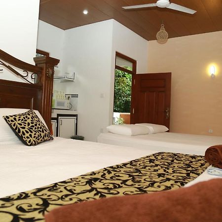 Happy Spring Guest Bed & Breakfast Mirissa Bagian luar foto