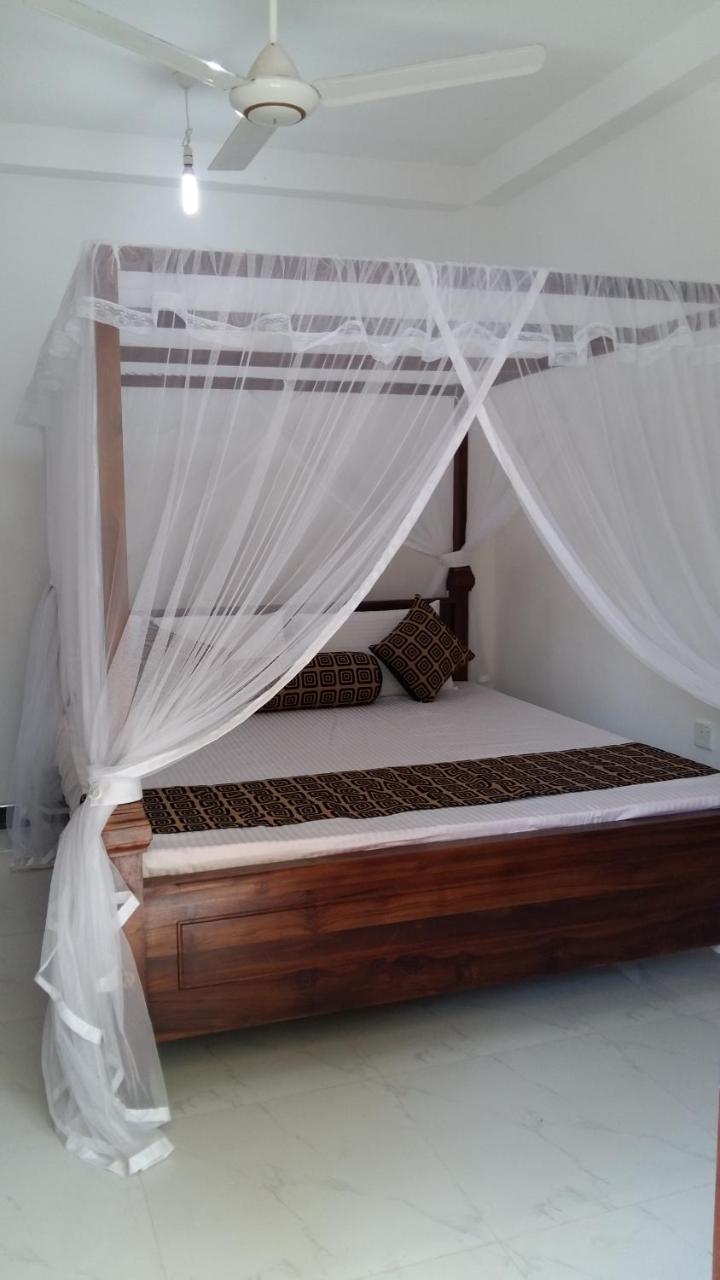Happy Spring Guest Bed & Breakfast Mirissa Bagian luar foto