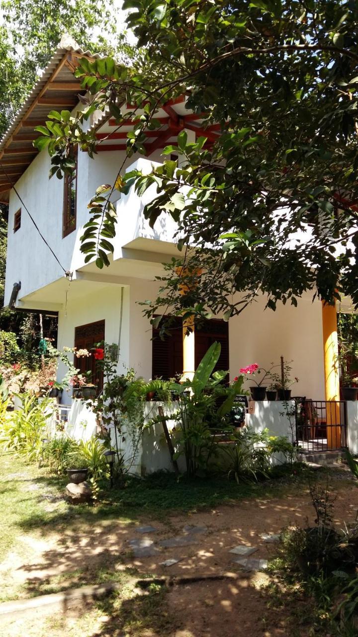 Happy Spring Guest Bed & Breakfast Mirissa Bagian luar foto
