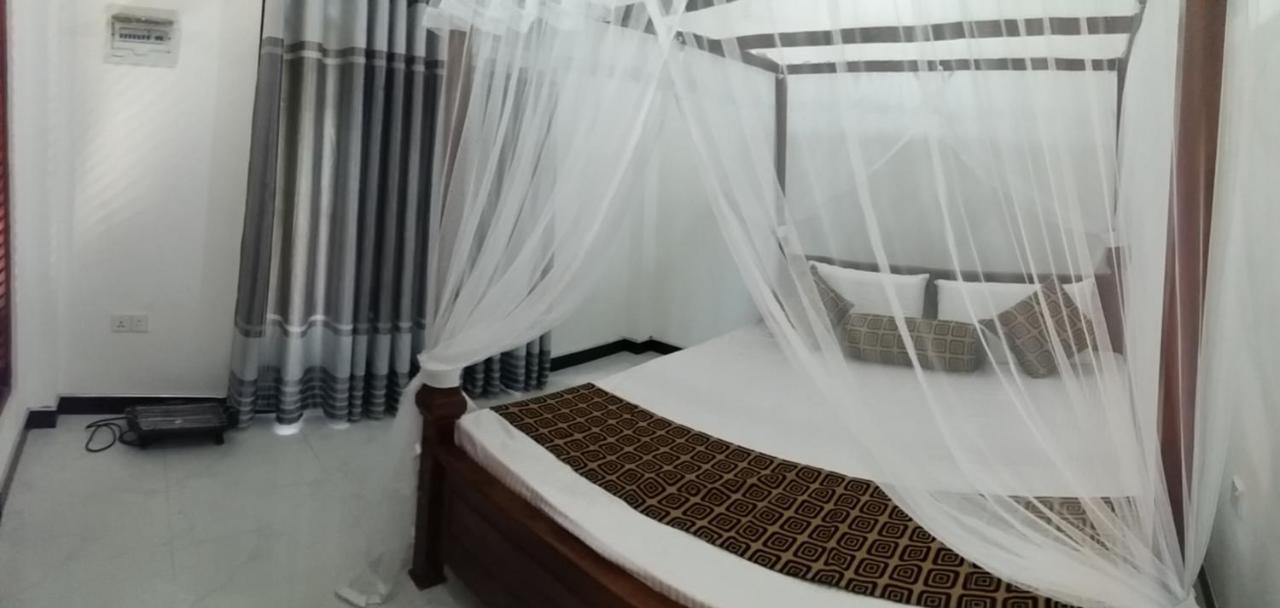 Happy Spring Guest Bed & Breakfast Mirissa Bagian luar foto