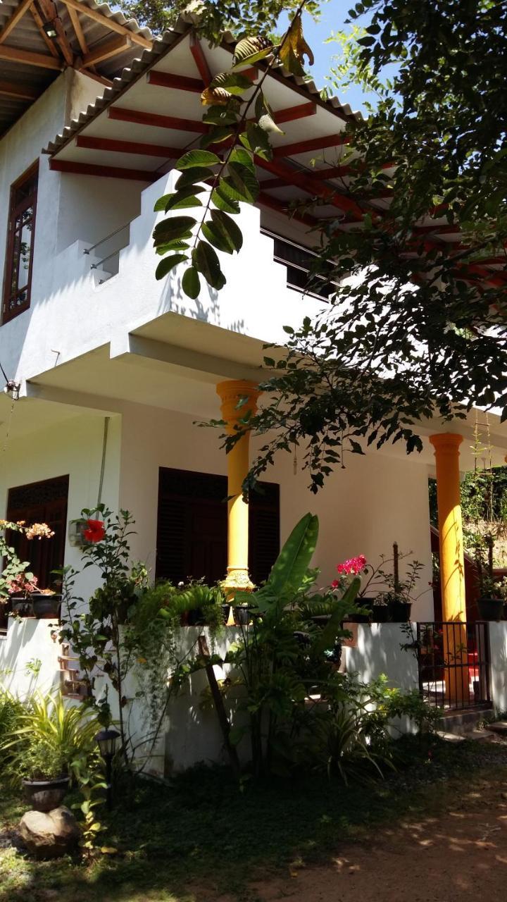 Happy Spring Guest Bed & Breakfast Mirissa Bagian luar foto