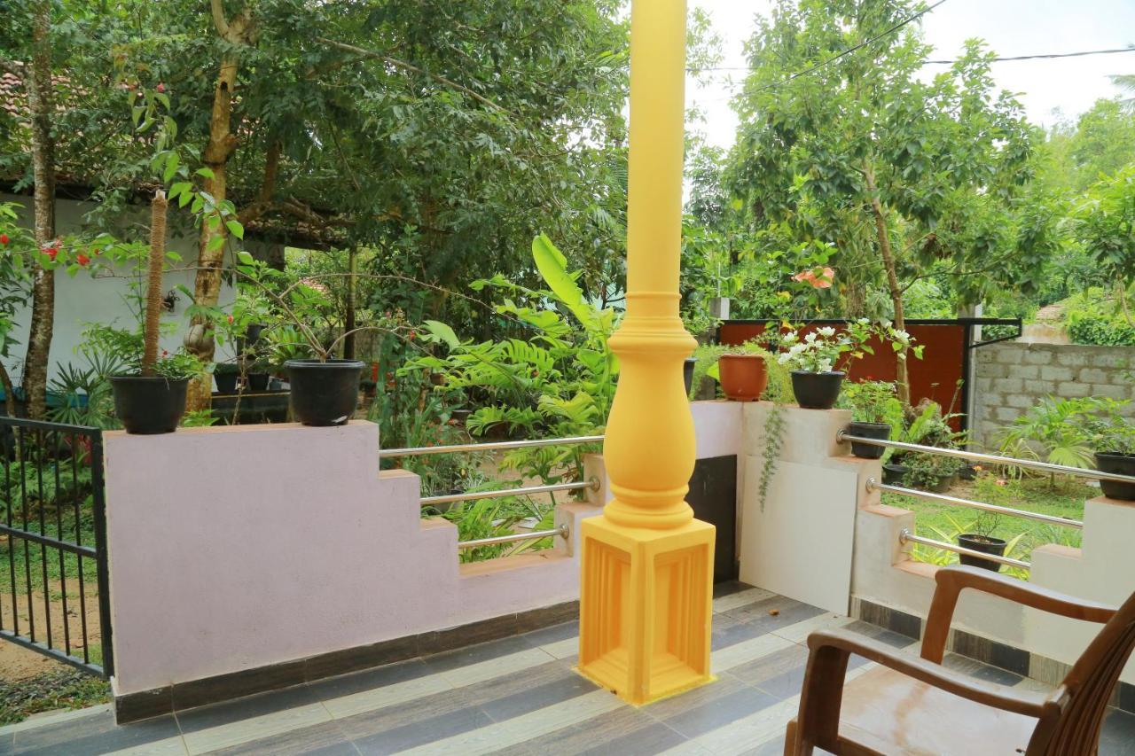 Happy Spring Guest Bed & Breakfast Mirissa Bagian luar foto