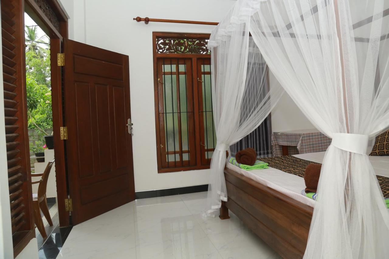 Happy Spring Guest Bed & Breakfast Mirissa Bagian luar foto