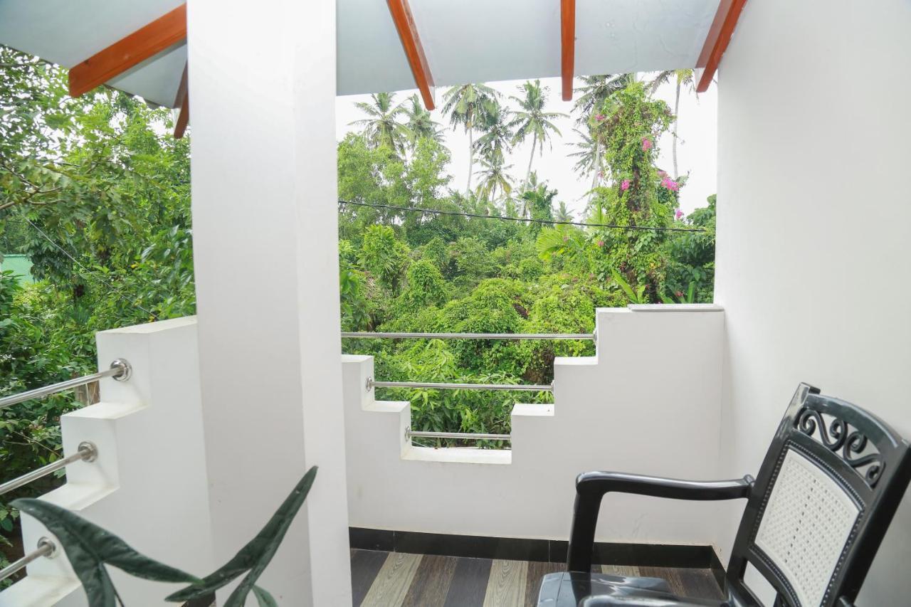 Happy Spring Guest Bed & Breakfast Mirissa Bagian luar foto