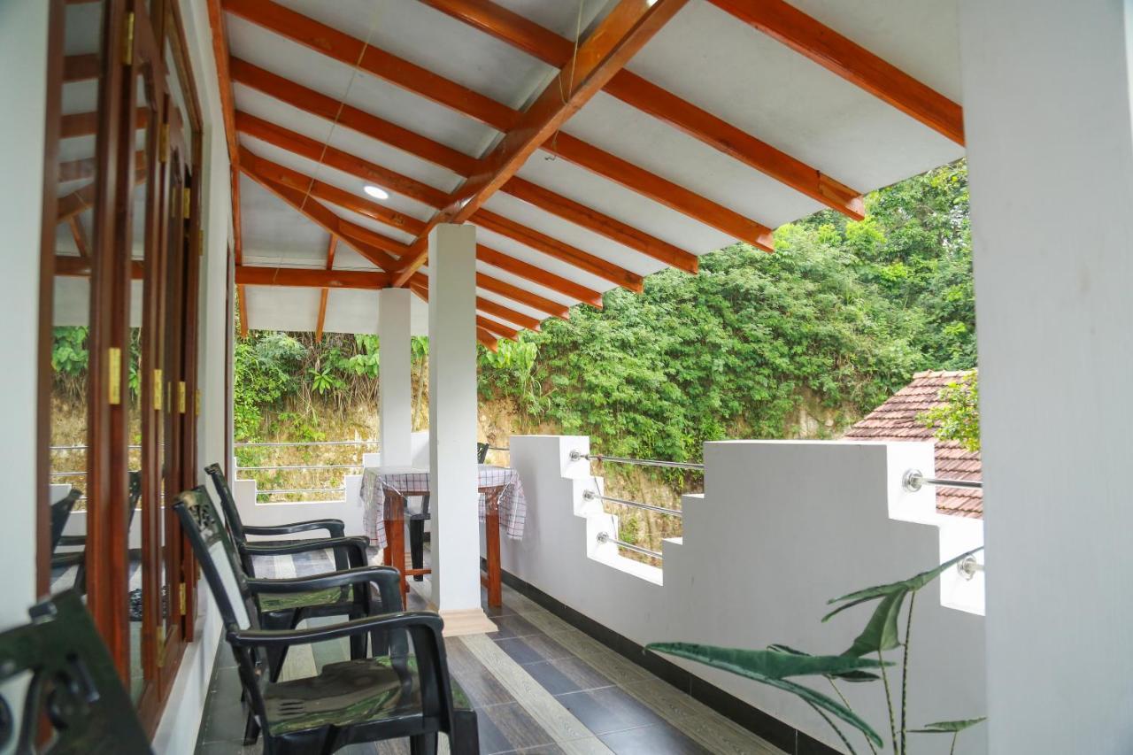 Happy Spring Guest Bed & Breakfast Mirissa Bagian luar foto