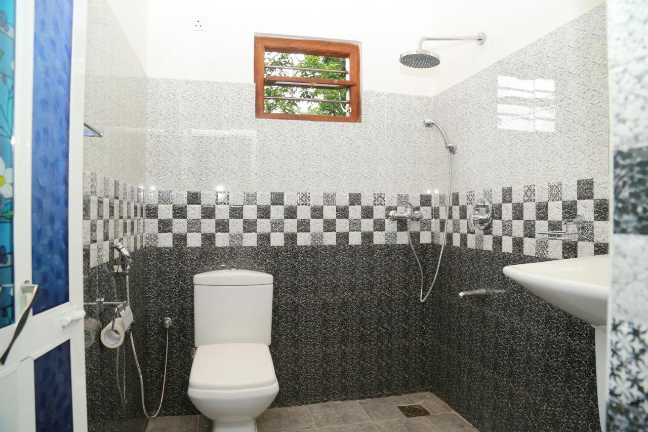 Happy Spring Guest Bed & Breakfast Mirissa Bagian luar foto