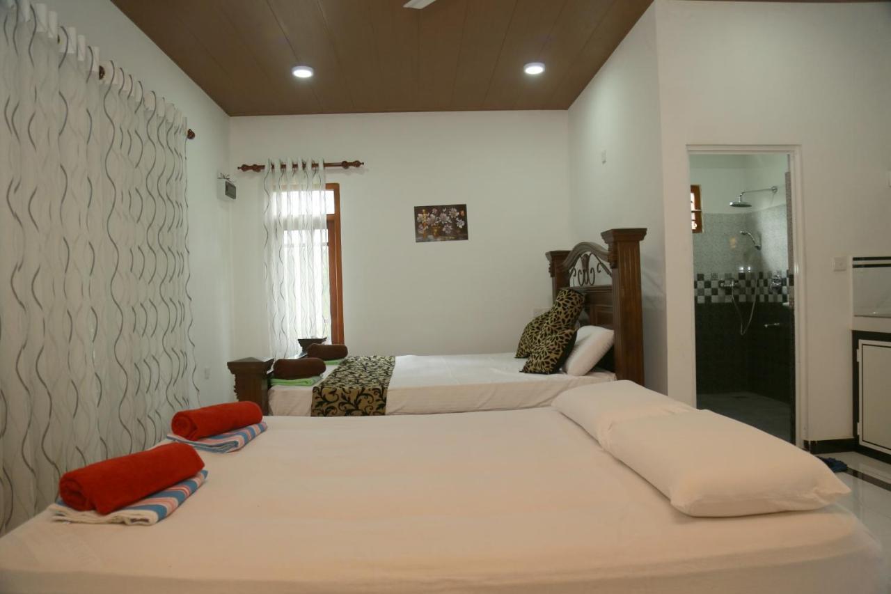 Happy Spring Guest Bed & Breakfast Mirissa Bagian luar foto