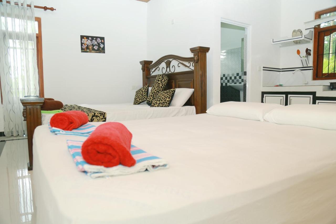 Happy Spring Guest Bed & Breakfast Mirissa Bagian luar foto