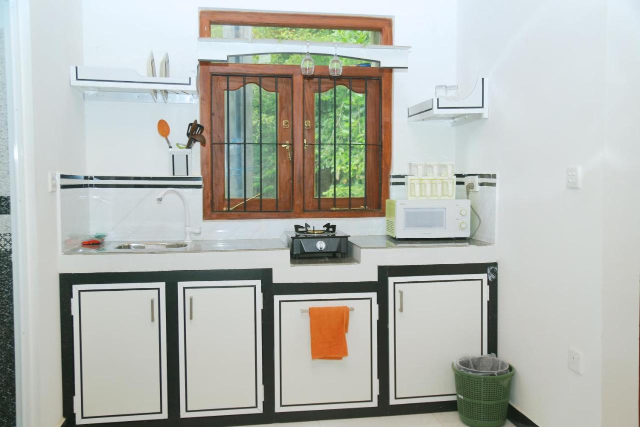Happy Spring Guest Bed & Breakfast Mirissa Bagian luar foto