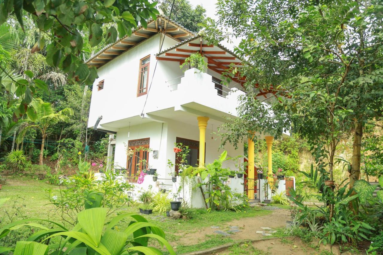 Happy Spring Guest Bed & Breakfast Mirissa Bagian luar foto