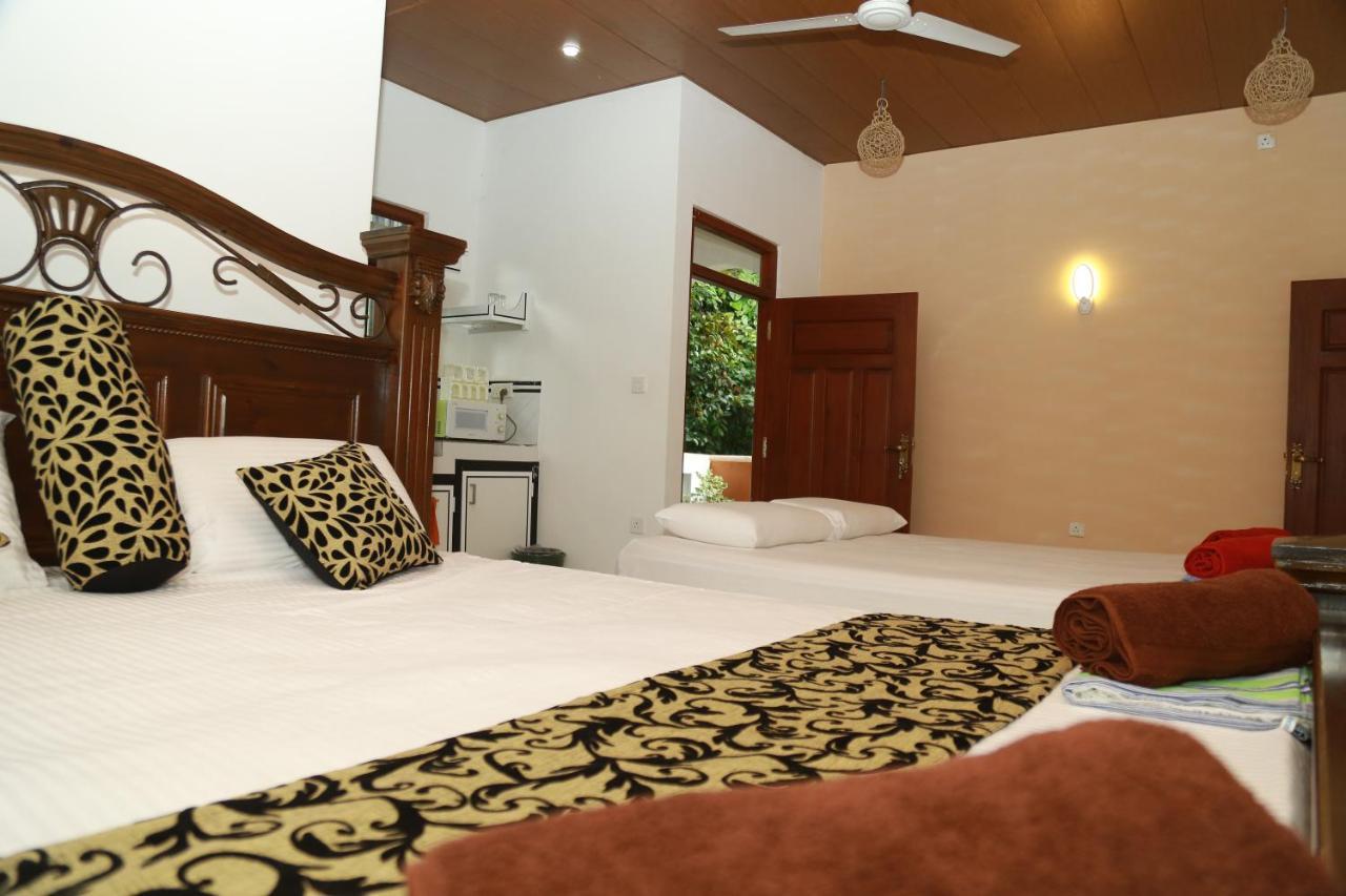 Happy Spring Guest Bed & Breakfast Mirissa Bagian luar foto